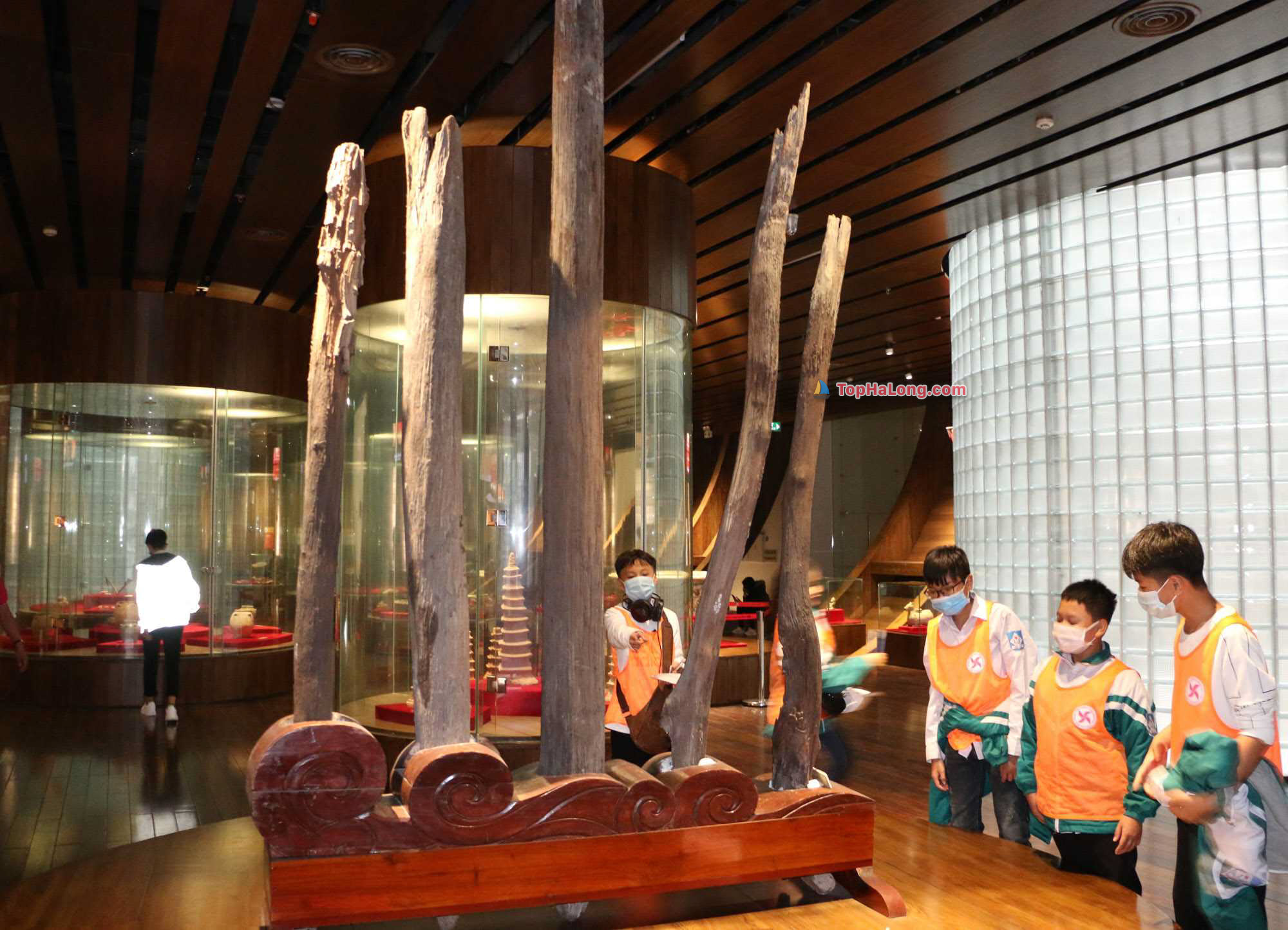 Nhiều hiện vật cổ có giá trị lịch sử cao đã được trưng bày ở bảo tàng Hạ Long đều mang đến một hơi thở của thiền phái Trúc Lâm
