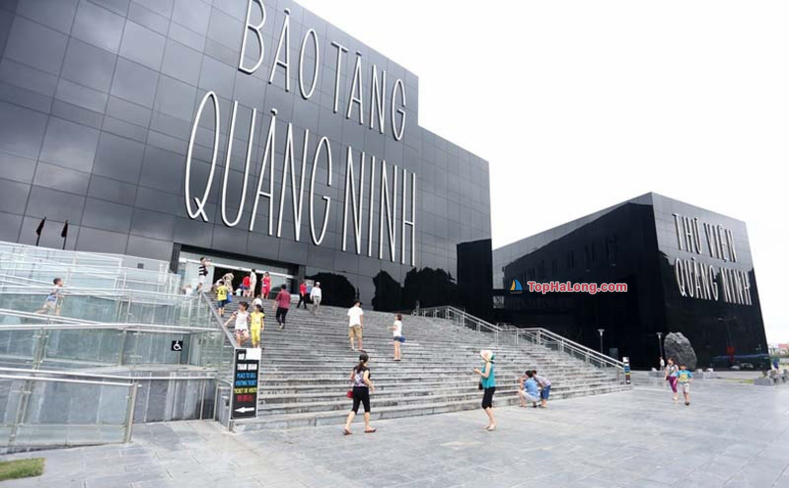 Tiền thân là bảo tàng lịch sử và cách mạng của khu Hồng Quảng
